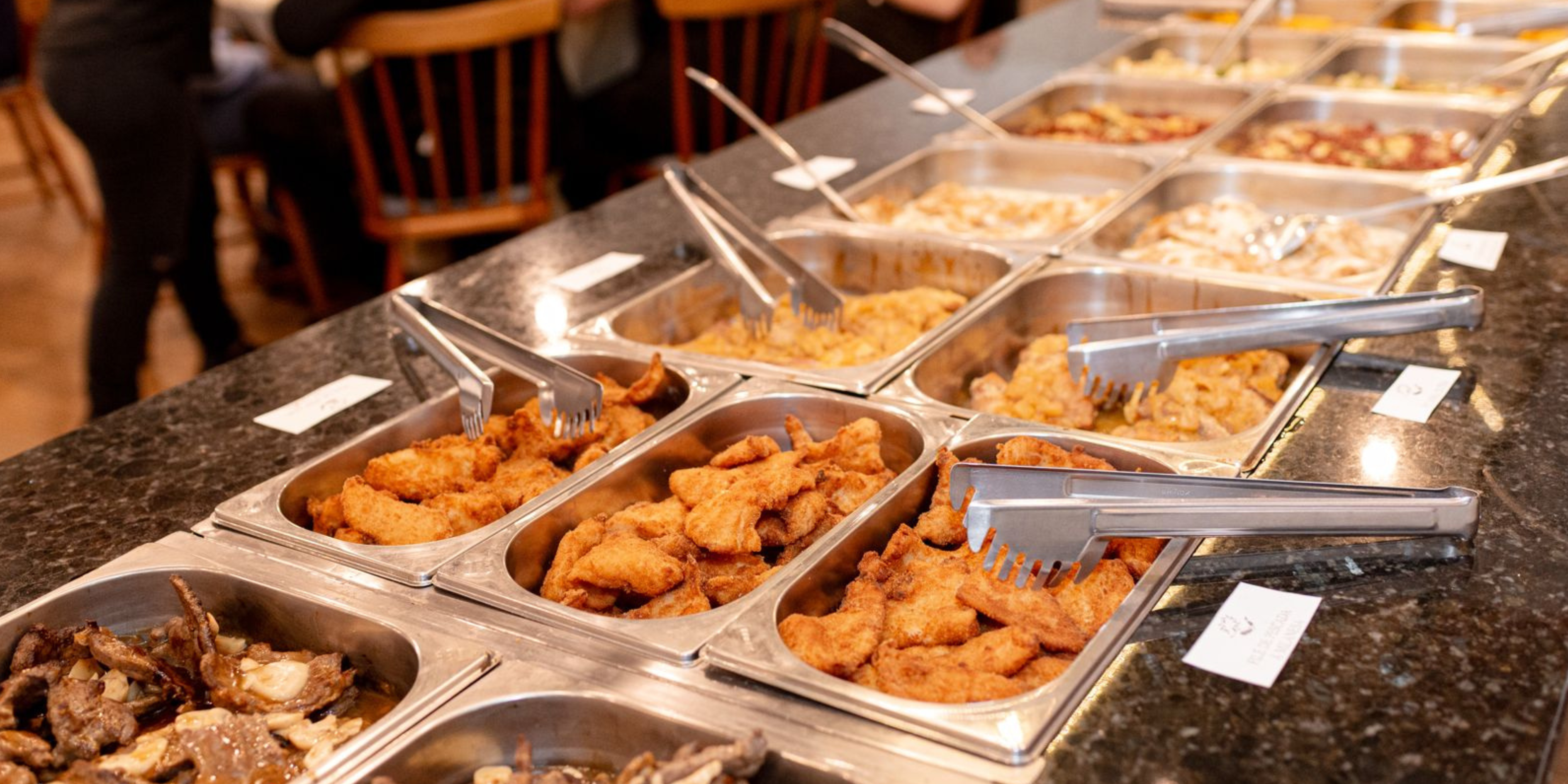 Buffet variado com mais de 20 opções de pratos quentes, entre opções tradicionais, legumes e pratos requintados