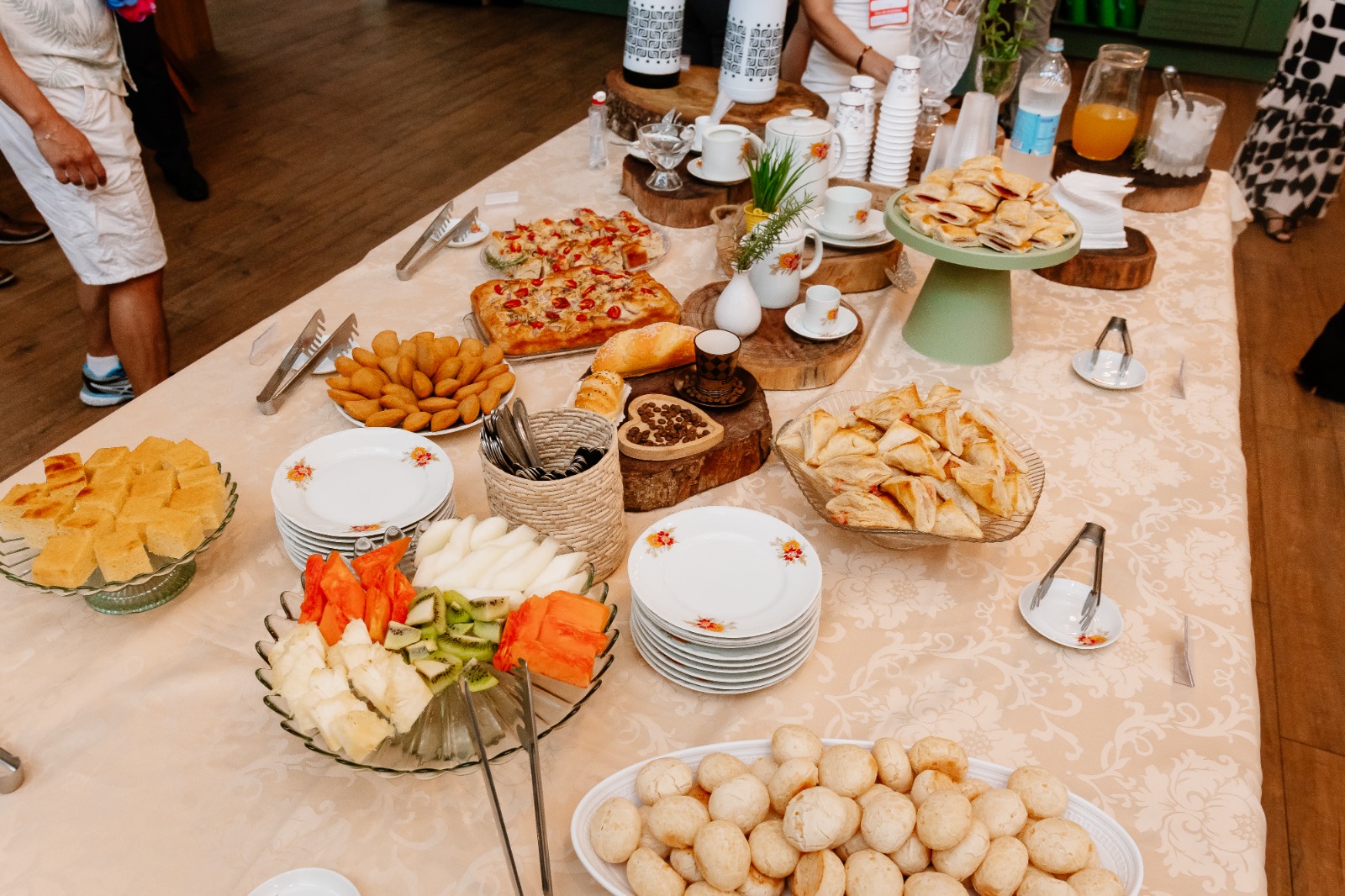 Catering com opções variadas de bolos e salgados