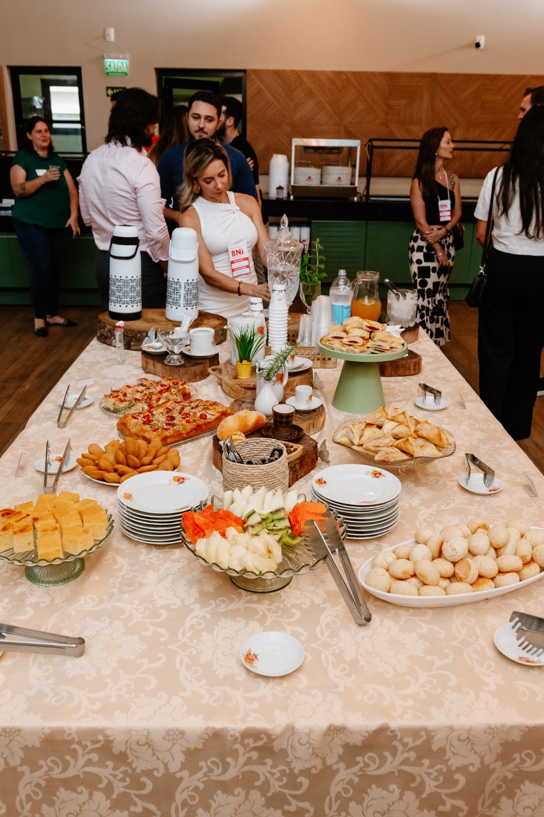 Catering com opções variadas de bolos e salgados