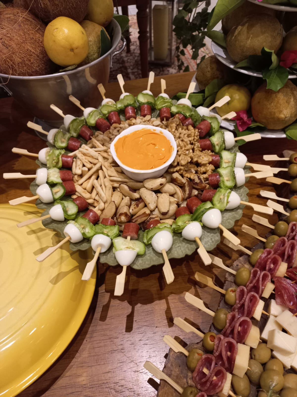 Recepções e Coquetéis com opção de tábua de frios acompanhadas de queijos, entradas variadas, torradas, frutas, molhos especiais