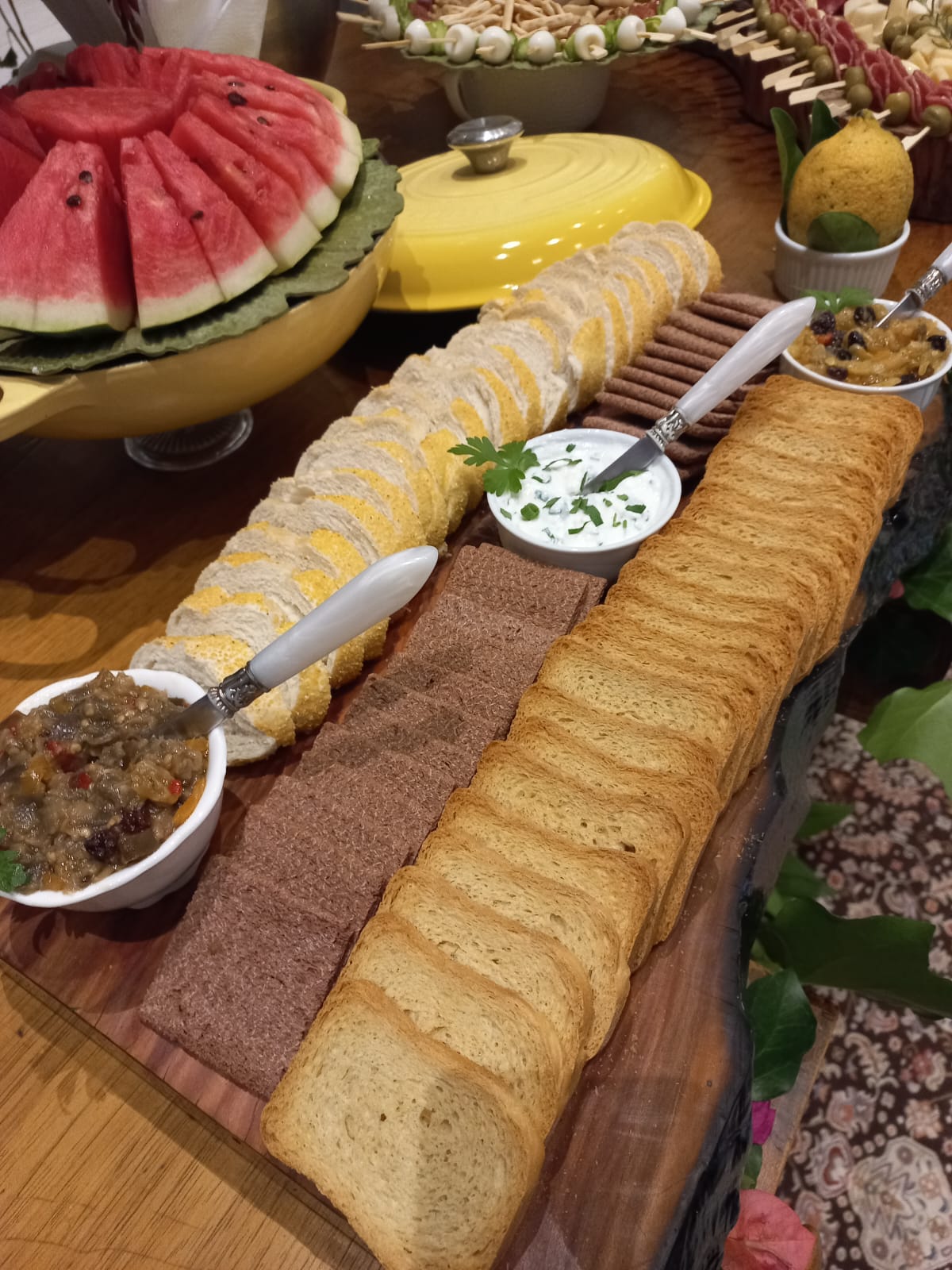 Recepções e Coquetéis com opção de tábua de frios acompanhadas de queijos, entradas variadas, torradas, frutas, molhos especiais