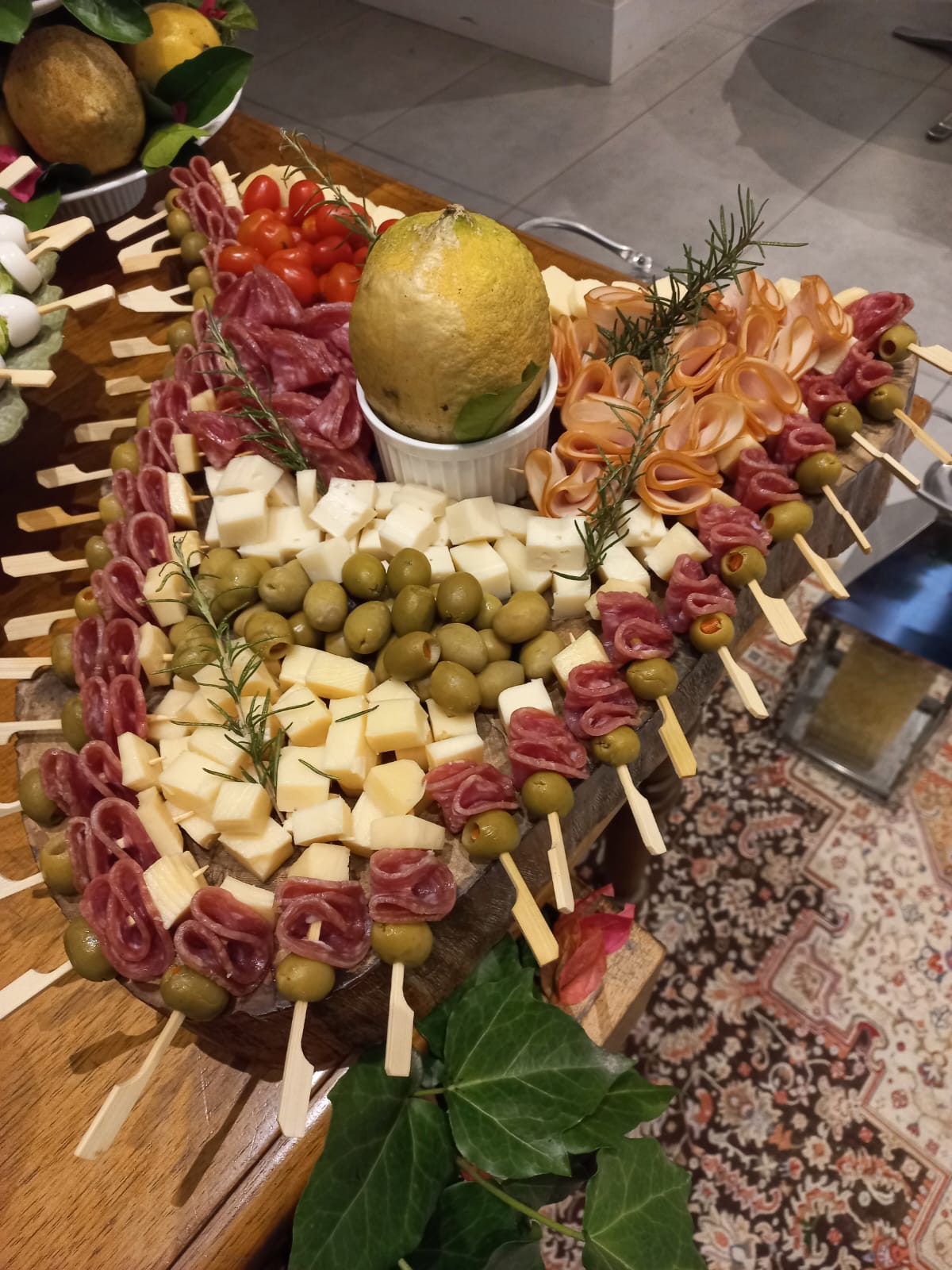 Recepções e Coquetéis com opção de tábua de frios acompanhadas de queijos, entradas variadas, torradas, frutas, molhos especiais