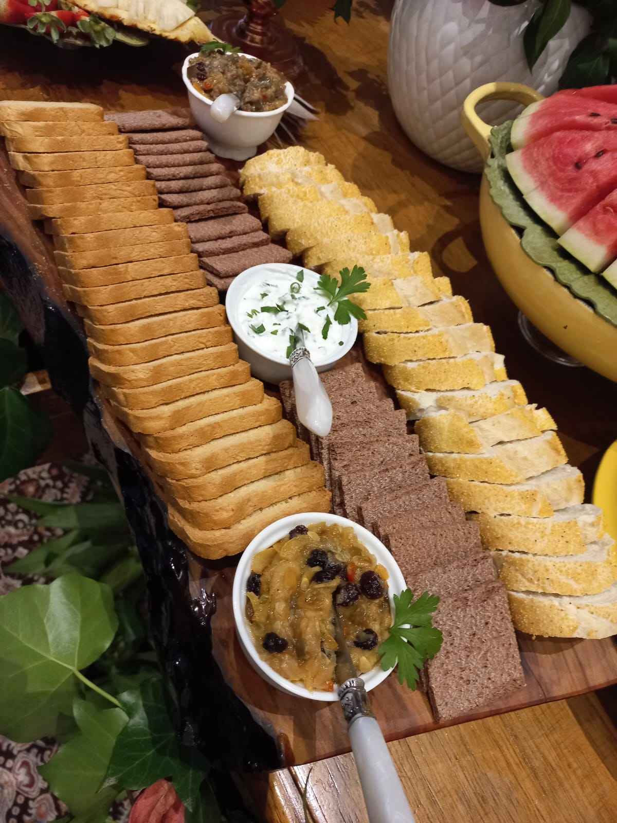 Recepções e Coquetéis com opção de tábua de frios acompanhadas de queijos, entradas variadas, torradas, frutas, molhos especiais