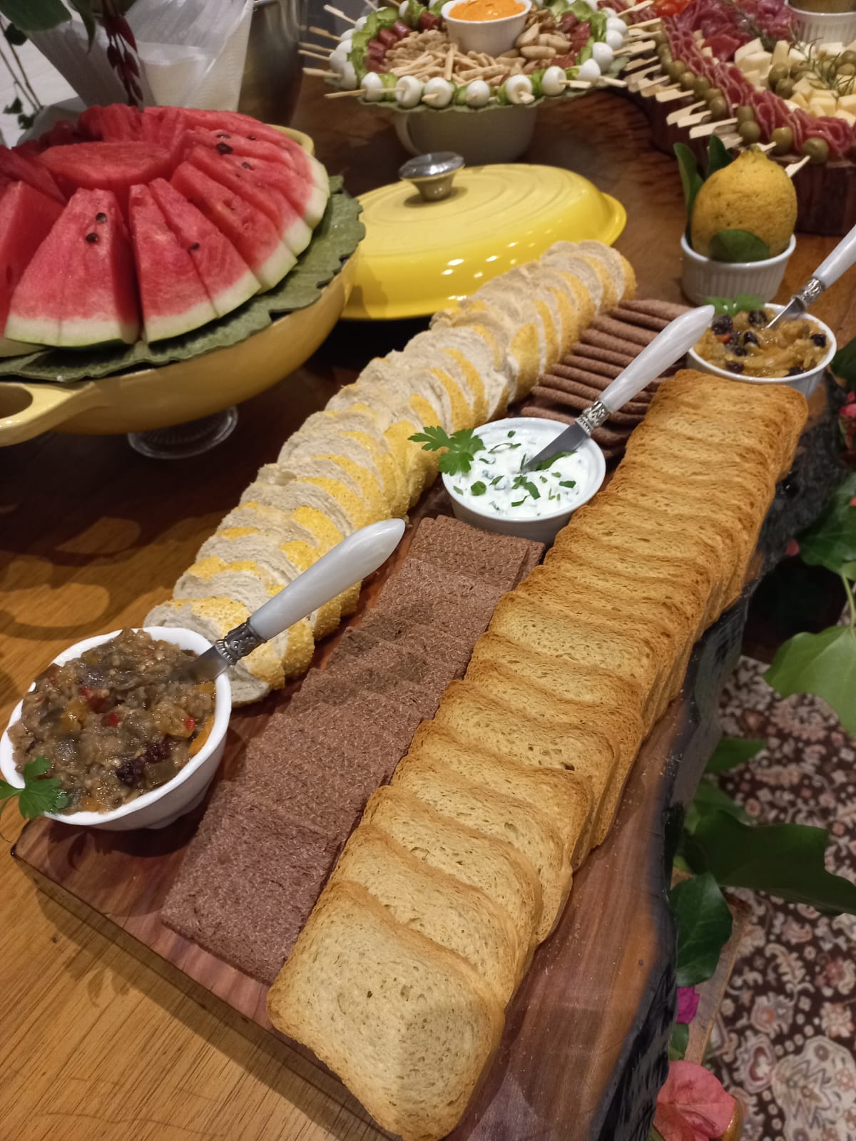 Recepções e Coquetéis com opção de tábua de frios acompanhadas de queijos, entradas variadas, torradas, frutas, molhos especiais