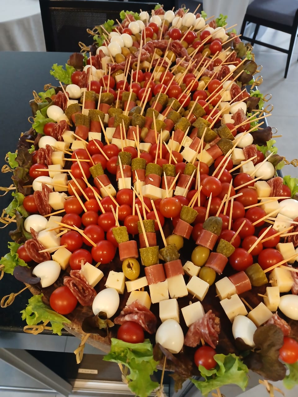 Recepções e Coquetéis com opção de tábua de frios acompanhadas de queijos, entradas variadas, torradas, frutas, molhos especiais
