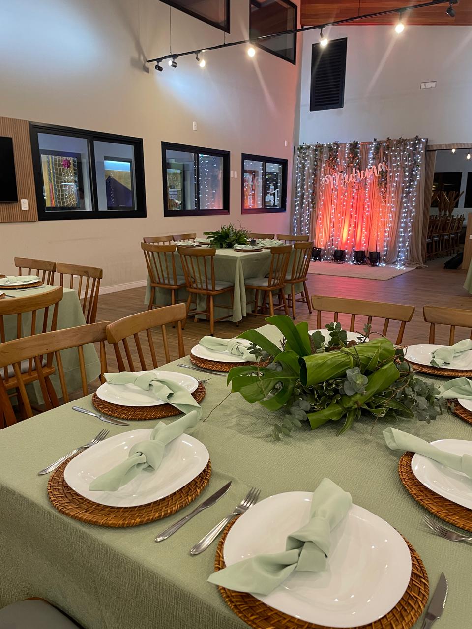 Espaço elegante para casamento/formaturas com decoração floral