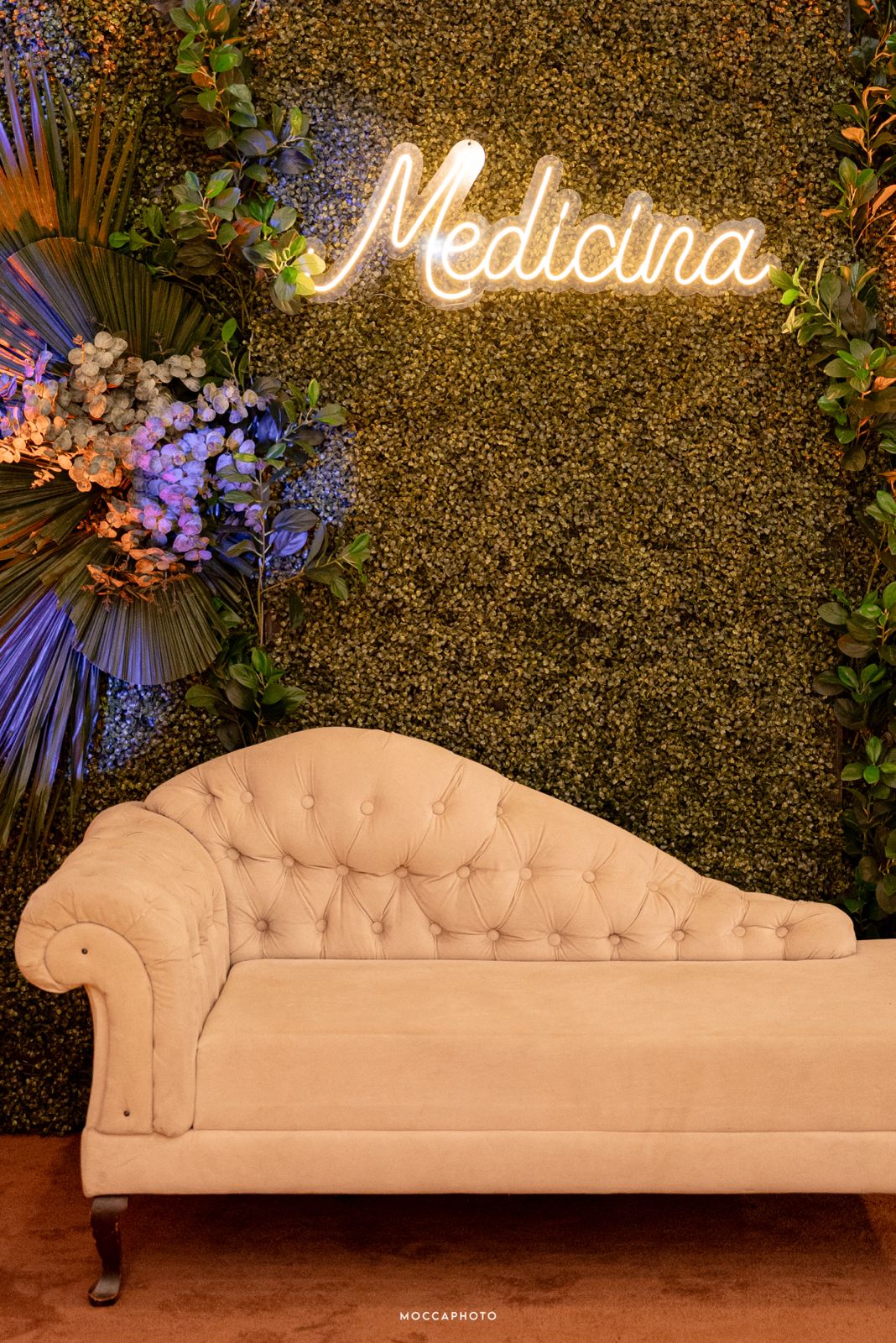 Espaço elegante para casamento/formaturas com decoração floral