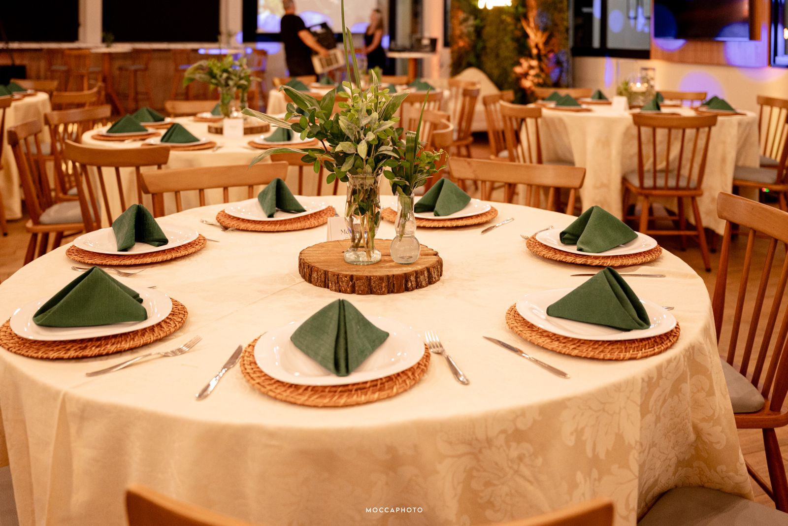 Espaço elegante para casamento/formaturas com decoração floral