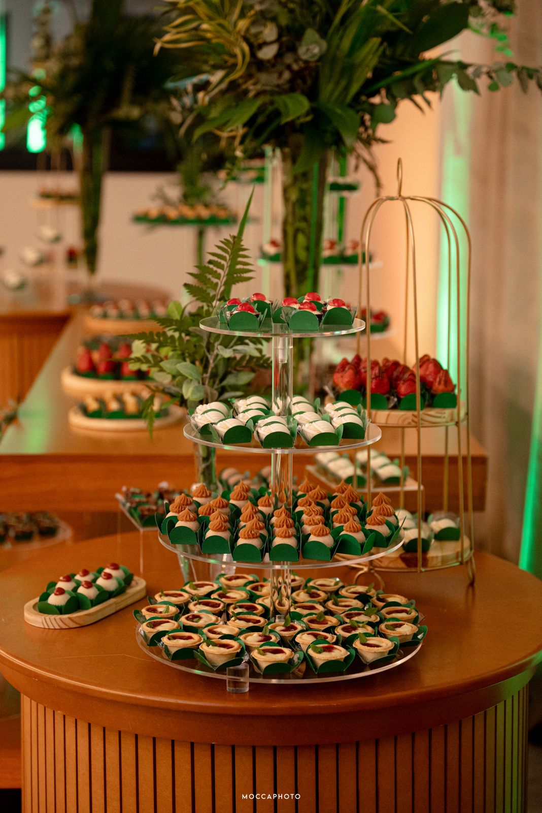 Espaço elegante para casamento/formaturas com decoração floral