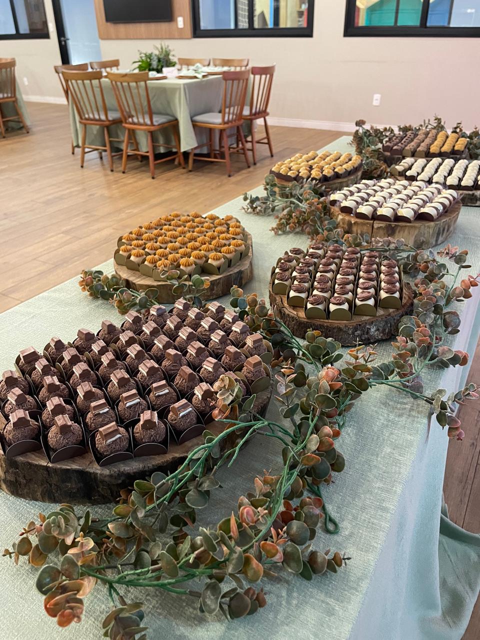 Espaço elegante para casamento/formaturas com decoração floral