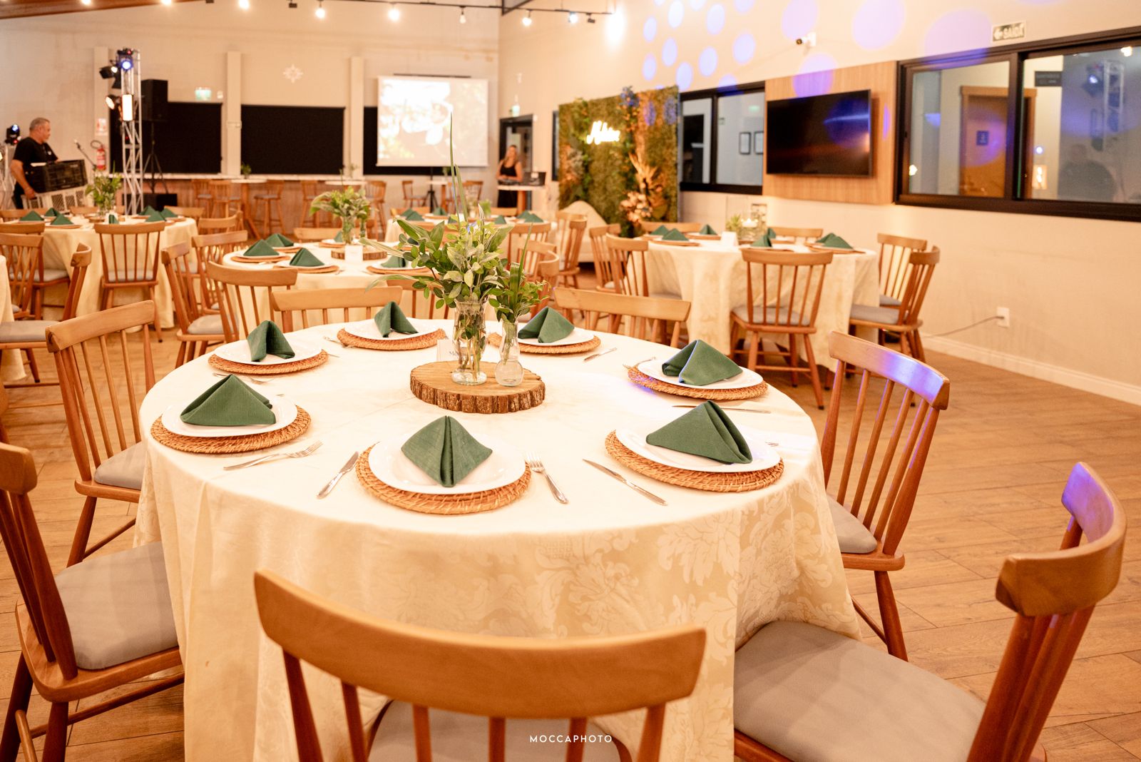 Espaço elegante para casamento/formaturas com decoração floral