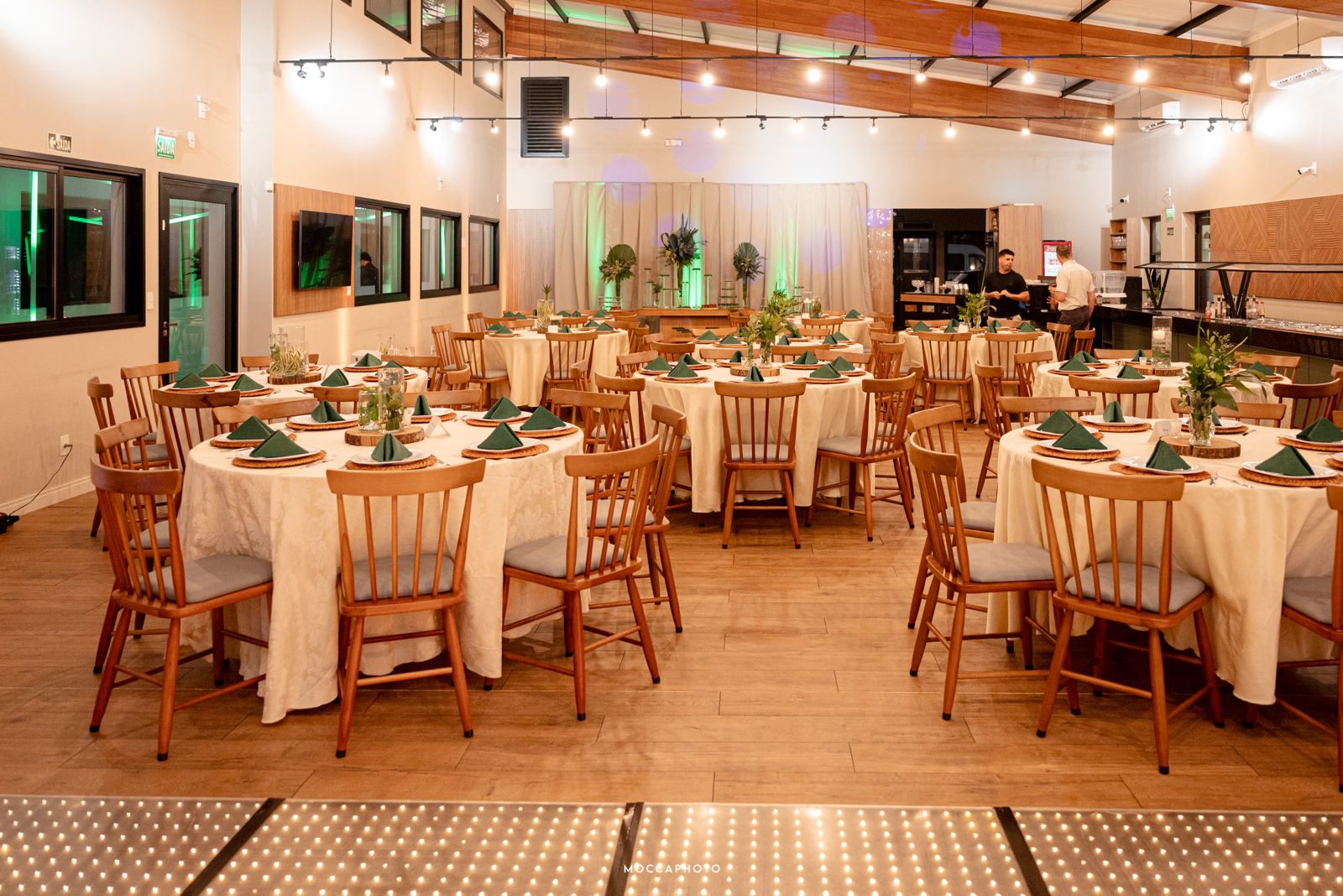 Espaço elegante para casamento/formaturas com decoração floral