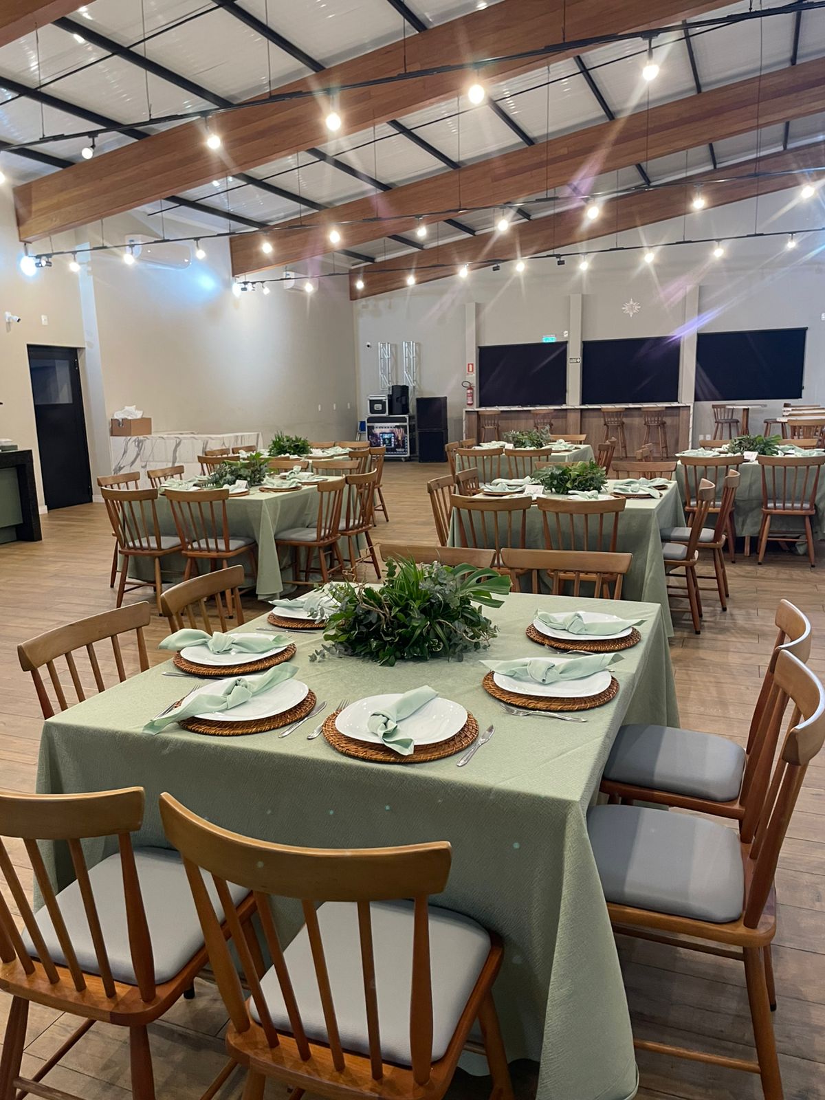 Espaço elegante para casamento/formaturas com decoração floral