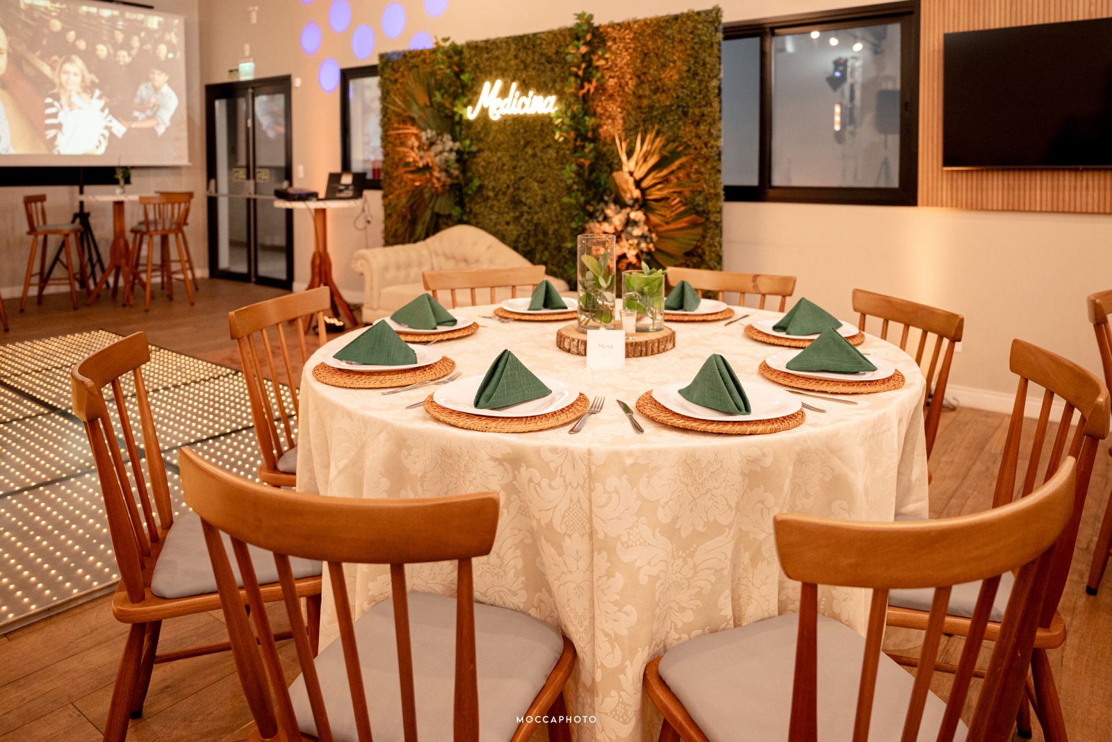 Espaço elegante para casamento/formaturas com decoração floral