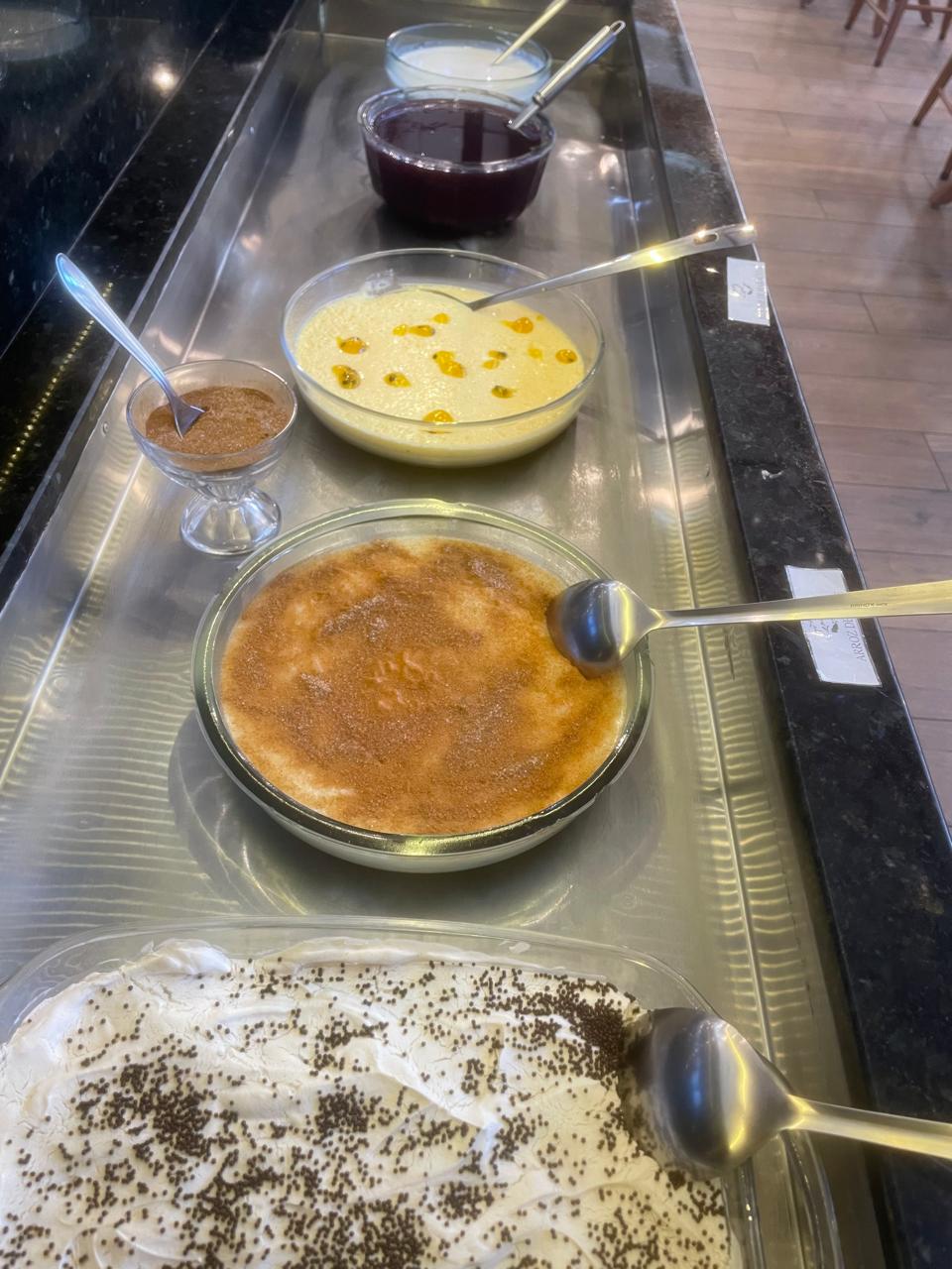 Cortesia de buffet de sobremesas variadas servidas em cuba refrigerada