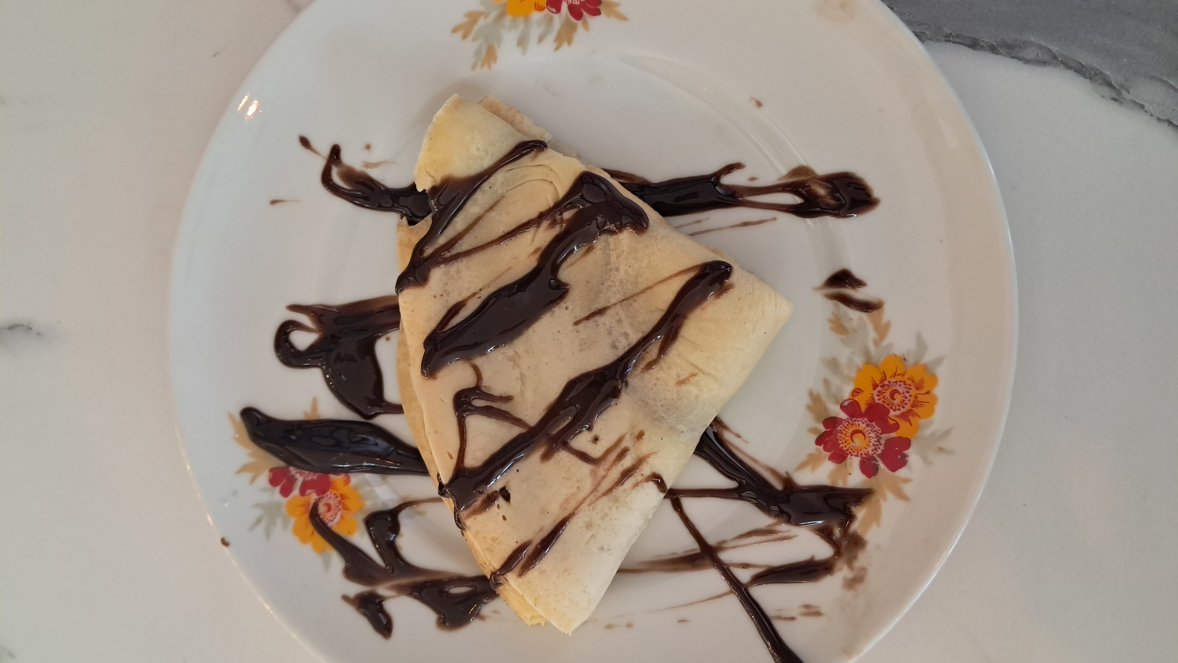 Cortesia de buffet de sobremesas variadas servidas em cuba refrigerada