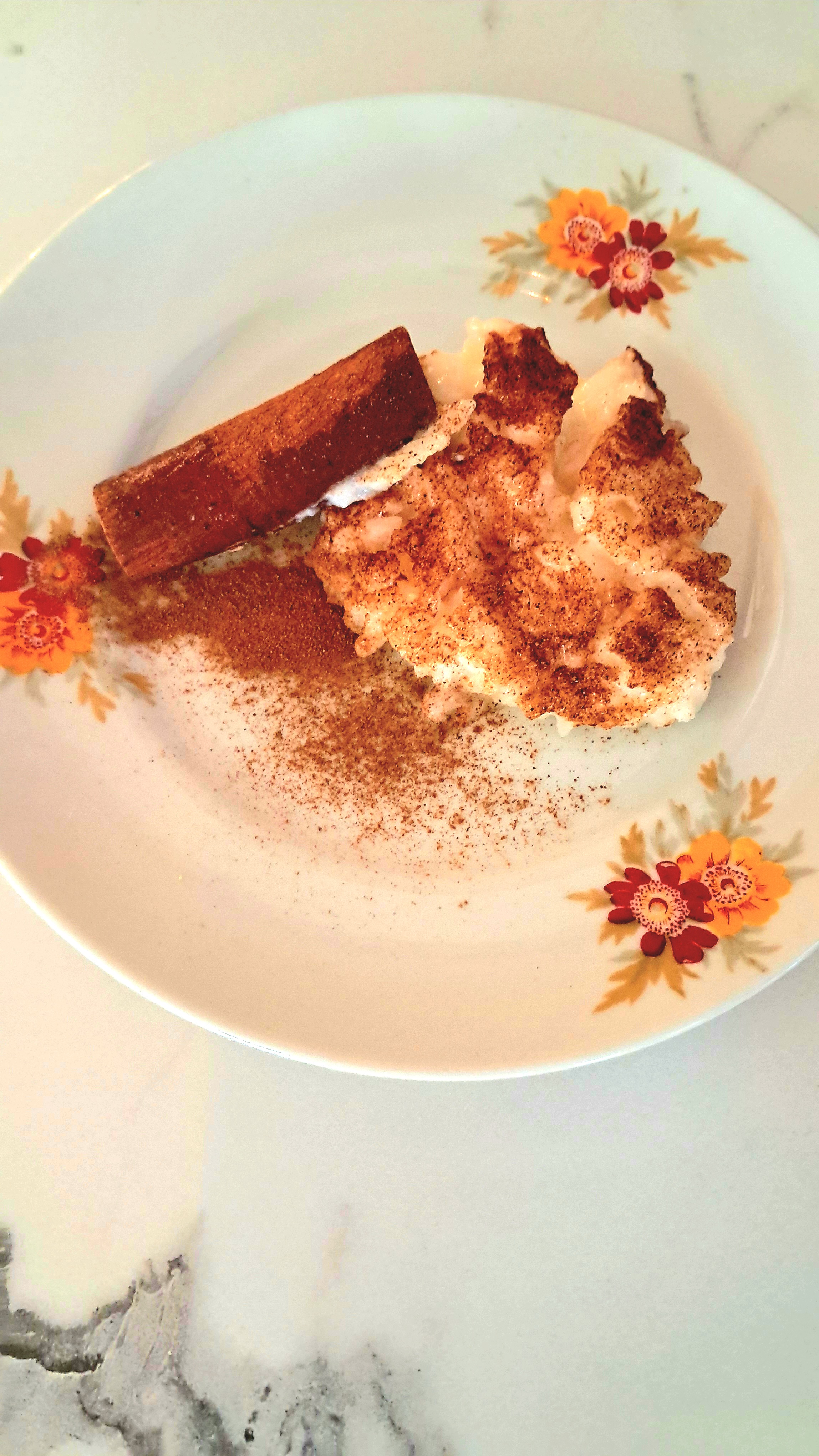 Cortesia de buffet de sobremesas variadas servidas em cuba refrigerada