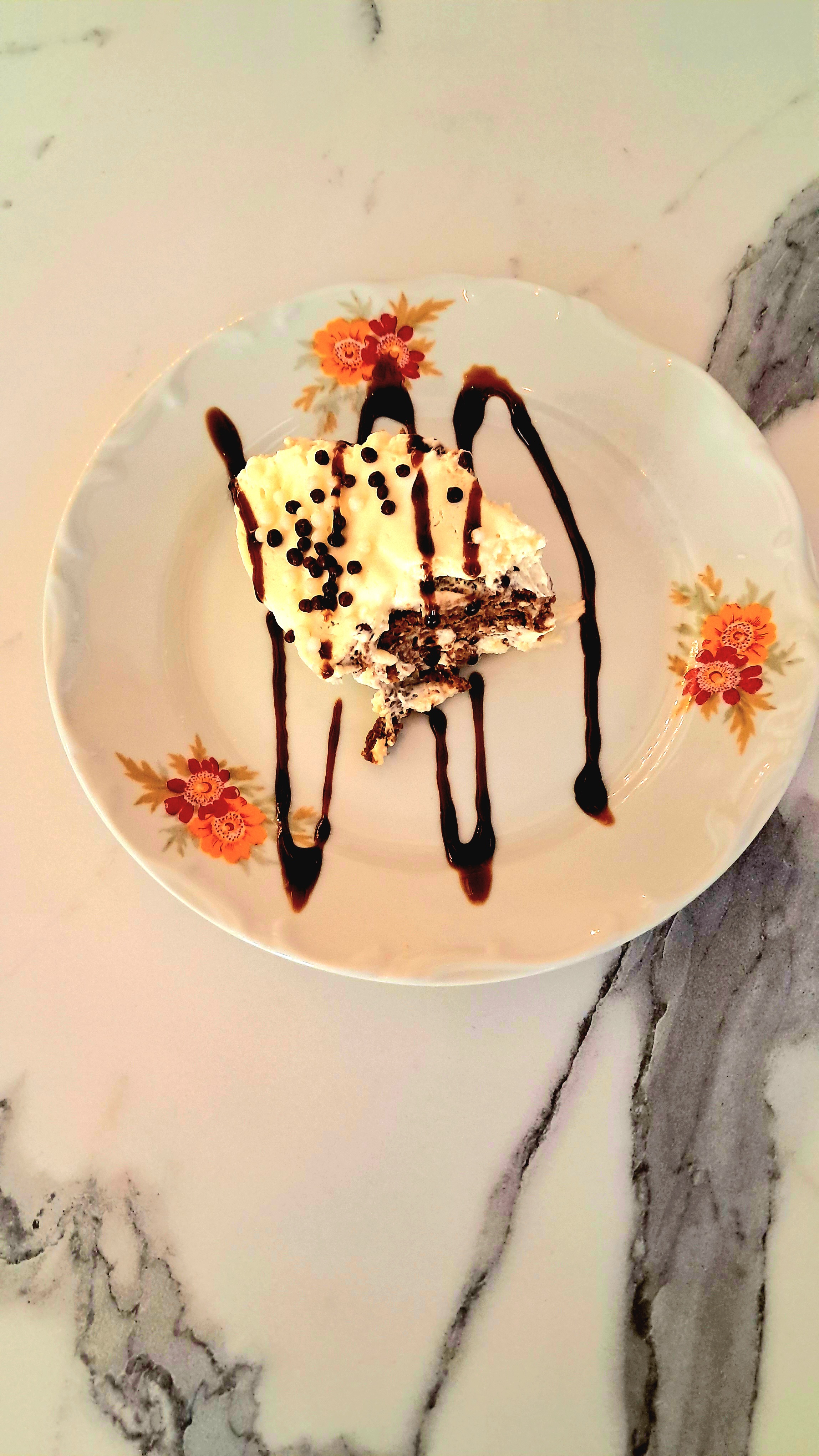 Cortesia de buffet de sobremesas variadas servidas em cuba refrigerada